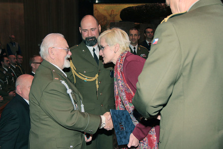 Nrtm. v.v. Dalibor Knejfl při převzetí nejvyššího vyznamenání VP - zlatého kříže VP.