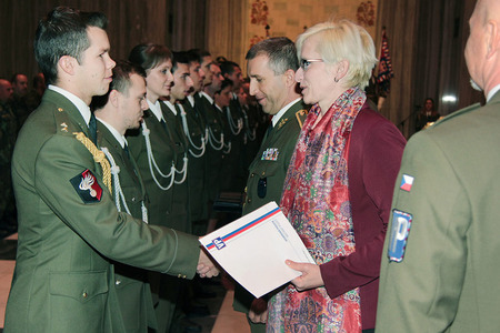 Noví vojenští policisté převzali služební průkazy v Národním památníku na Vítkově