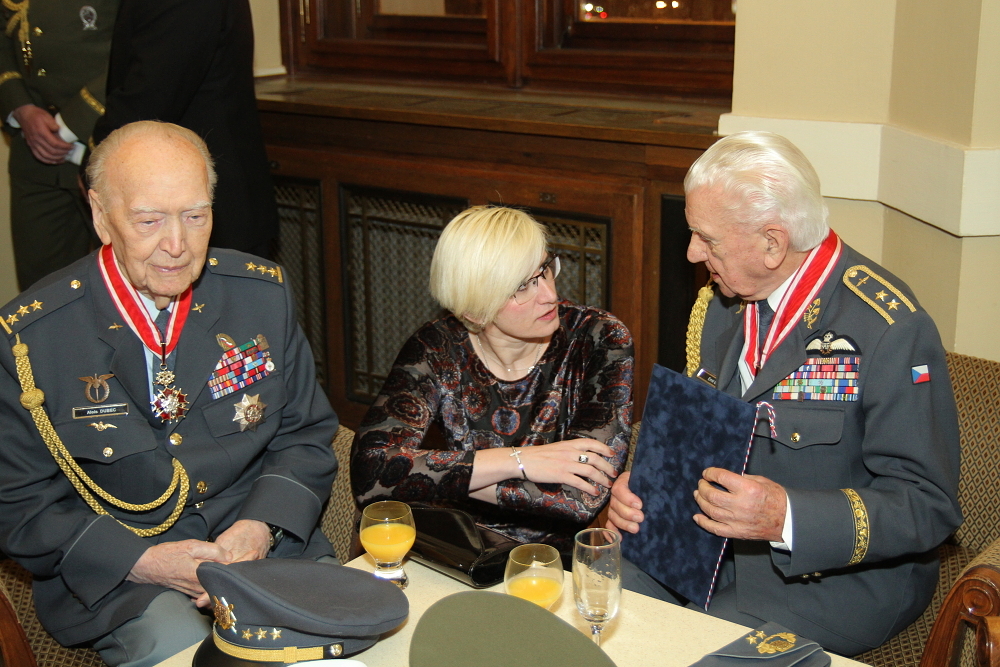 Ministryně obrany Karla Šlechtová v rozhovoru s druhoválečnými veterány plukovníkem Aloisem Dubcem (vlevo) a generálmajorem Emilem Bočkem (vpravo)