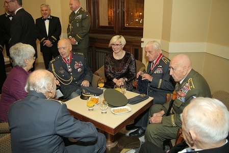 Rozhovor ministryně obrany a druhoválečných veteránů provázela příjemná atmosféra