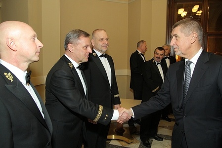 Předseda vlády Andrej Babiš se vítá se zástupcem náčelníka Generálního štábu - ředitelem Společného operačního centra MO generálmajorem Jiřím Vernerem