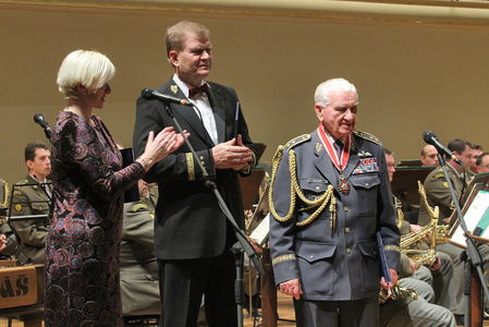 Ministryně obrany Karla Šlechtová, náčelník Generálního štábu AČR armádní generál Josef Bečvář a druhoválečný veterán generálmajor Emil Boček