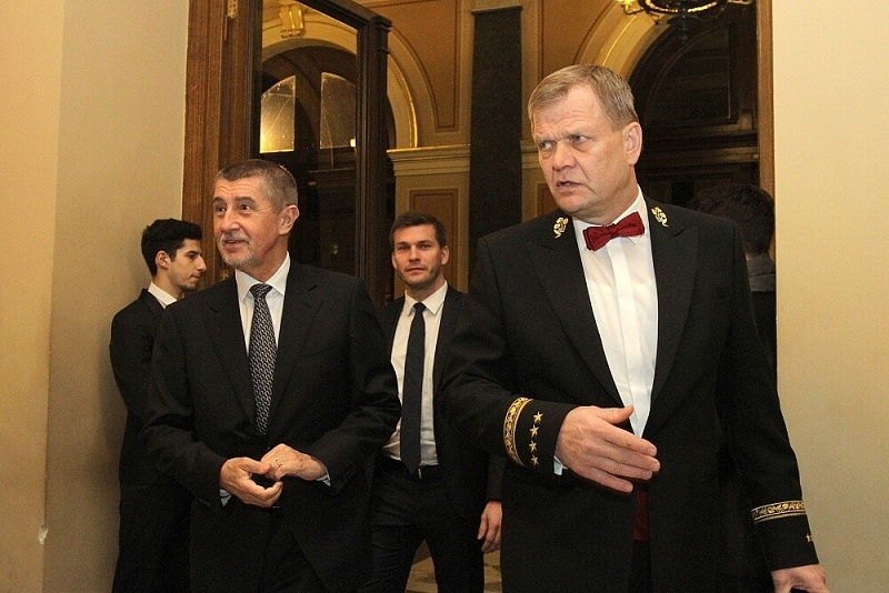 Do Rudolfina přichází předseda vlády Andrej Babiš a náčelník Generálního štábu AČR armádní generál Josef Bečvář