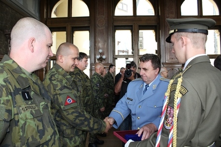 Vojáky ocenil brigádní generál Ladislav Košner