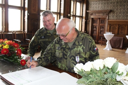 Čestným odznakem AČR Za zásluhy III. stupně byl oceněn podplukovník Jaroslav Bartušek