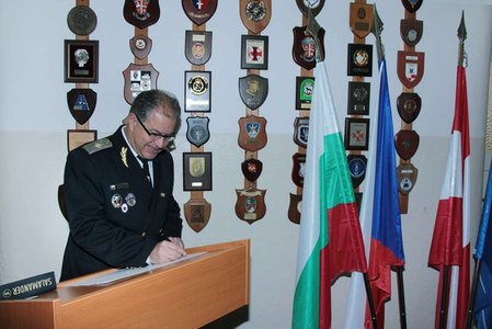 Ředitel VP Bulharska při zápisu do kroniky Hlavního velitelství Vojenské policie