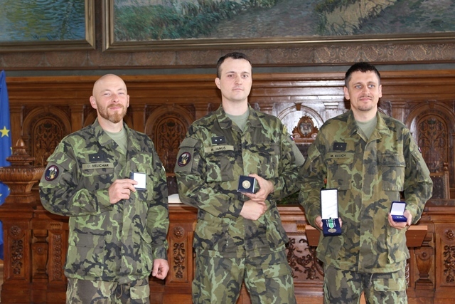 Vojáci byli ocenění čestnými odznaky, pamětními medailemi a stužkami štábního kapitána Václava Morávka