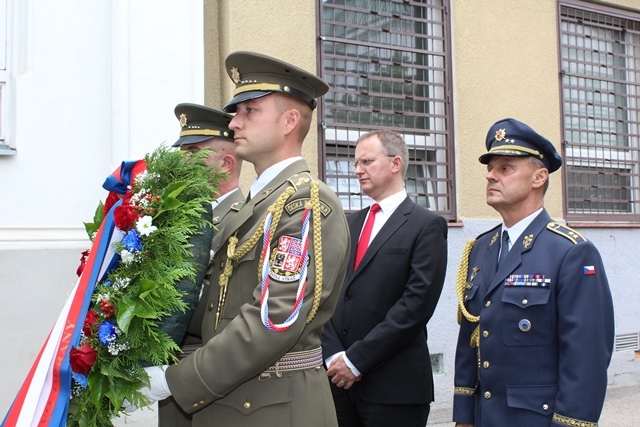 Náměstek ministra obrany Daniel Koštoval a generálmajor Jiří Verner na pietním aktu v Kolíně