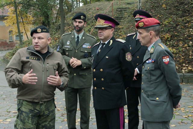 Velitel Velitelství ochranné služby Vojenské policie plk. gšt. Jiří Roček vítá hosty na ukázce výzbroje a techniky jeho složky. 
