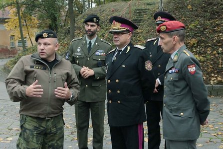 Velitel Velitelství ochranné služby Vojenské policie plk. gšt. Jiří Roček vítá hosty na ukázce výzbroje a techniky jeho složky. 
