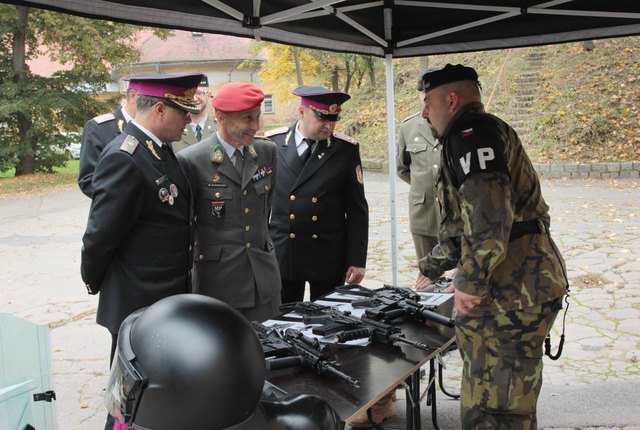 Delegace Bulharska s plk. Baumgartnerem se seznamuje se zbraněmi VP ČR