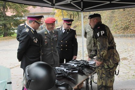 Delegace Bulharska s plk. Baumgartnerem se seznamuje se zbraněmi VP ČR