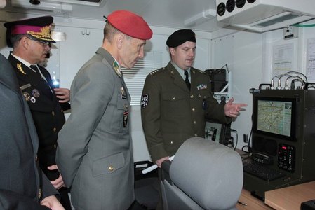 Při prohlídce speciálního monitorovacího systému VP ČR SOM