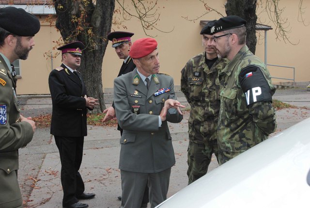 Velitel VP Rakouska při rozhovoru s pyrotechniky VP ČR