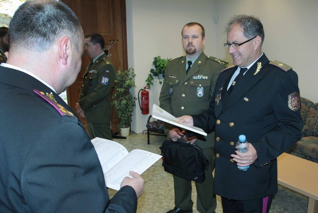 Opravdovým překvapením byla prohlídka oddělení kriminalistické techniky a expertiz Vojenské policie, a to zejména pro brigádního generála Sertova, který je původní profesí kriminalista. Hosté s velkým potěšením přijali od autora, podplukovníka Tomáše Vokálka, náčelníka oddělení, trasologický katalog pneumatik, který slouží k vyhledávání typu pneumatik ze stop zajištěných na místě činu. Katalog je ojedinělý nejen v ČR, a to zejména proto, že kromě fotografií více než 200 různých druhů pneumatik obsahuje i kontrolní otisky jejich dezénu. 