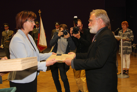 Náměstkyně Alena Netolická předává ocenění Jiřímu Gruntorádovi, řediteli společnosti Libri Prohibiti