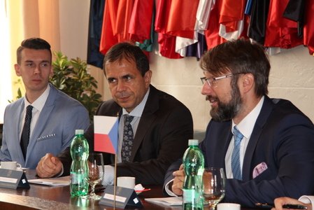 Česká delegace včele s náměstkem Landovským