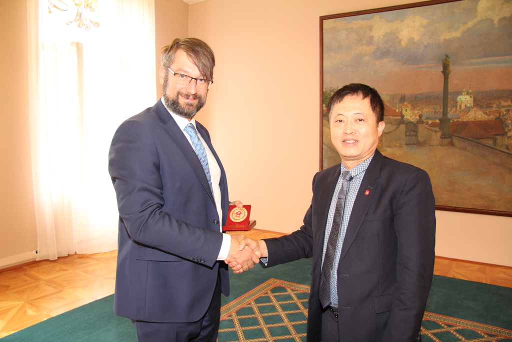 Na závěr si delegaci předaly dary