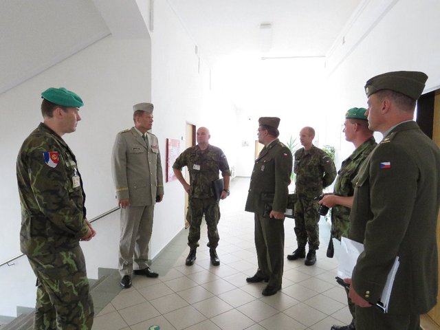 Generál Bečvář si prohlédl pracoviště česko-britského velitelství.