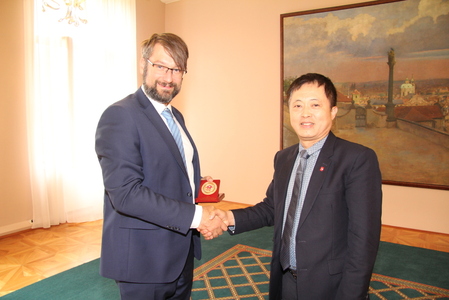 Na závěr si delegaci předaly dary