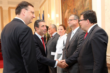 Anders Fogh Rasmussen se zdraví s Alexandrem Vondrou