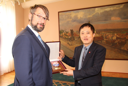 Náměstek Landovský předává řediteli sekce zahraničních vztahů Ministerstva národní obrany Vietnamu plaketu Ministerstva obrany