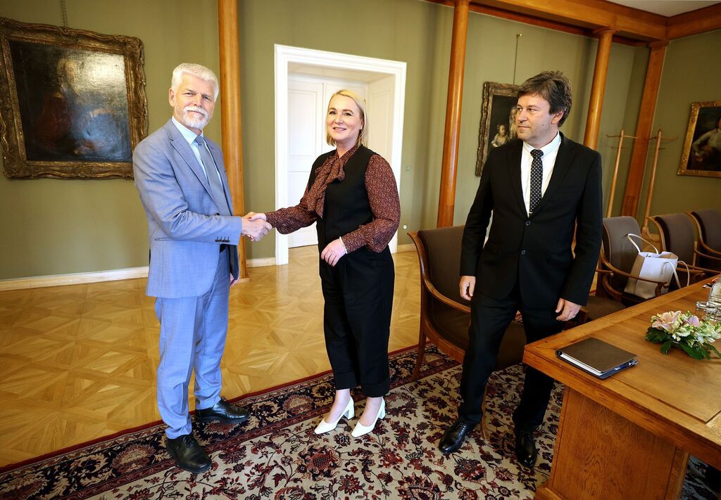 Ilustrační obrázek ke článkuMinistryně obrany Černochová představila prezidentu Pavlovi nového ředitele ÚVN