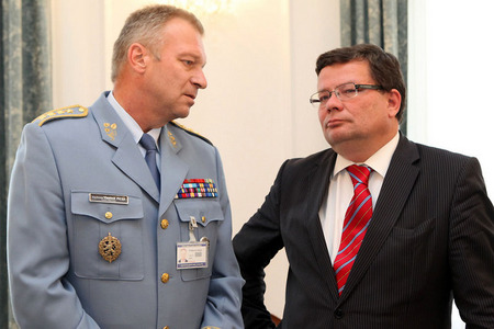 Náčelník GŠ AČR Vlastimil Picek a ministr obrany Alexandr Vondra