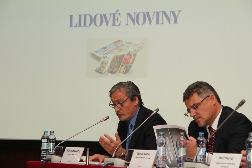 Za klíčový dokument označili ministr Stropnický a jeho náměstek Kuchta Strategii vyzbrojování a podpory rozvoje obranného průmyslu České republiky do roku 2025