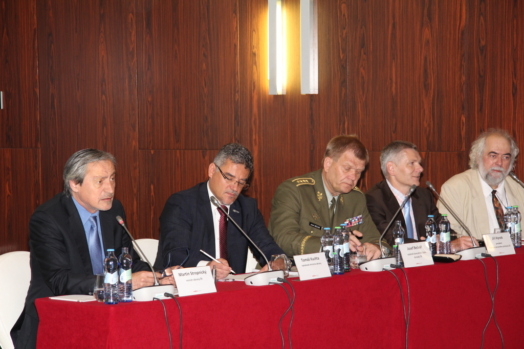 Konference se účastnili ministr obrany Martin Stropnický, náměstek Tomáš Kuchta, náčelník Generálního štábu arm. gen. Josef Bečvář a předseda AOBP Jiří Hynek