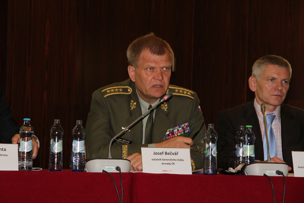 Náčelník GŠ AČR generál Bečvář zdůraznil, že obranu země klade před plnění aliančních závazků