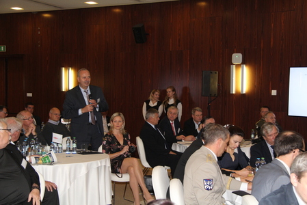 Zástupci zbrojařských firem využili možnost položit dotazy ministrovi obrany