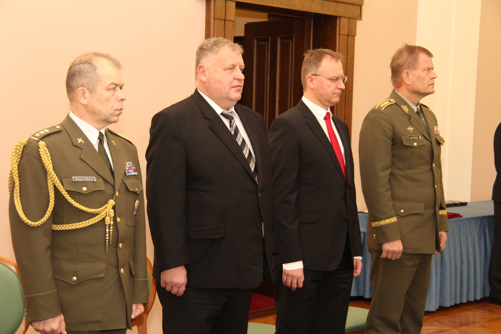 Předávání vyznamenání se účastnili náčelník GŠ AČR arm. gen. Josef Bečvář, náměstci ministra Daniel Koštoval a Antonín Rada a ředitel odboru pro válečné veterány plk. Eduard Stehlík