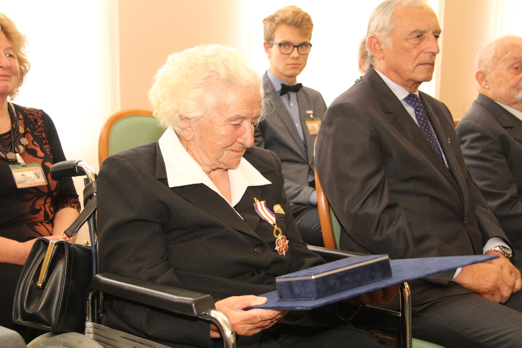 Božená Kopcová, která byla za války členkou partyzánské skupiny Lenka Jih, obdržela vyznamenání Zlaté lípy