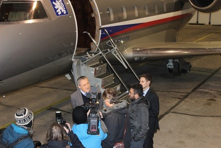 Ministr Stropnický v obležení novinářů před letounem Challenger