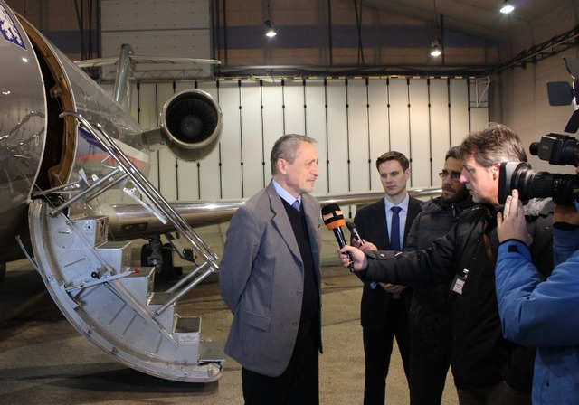 Na dotazy novinářů ministr odpovídal u letounu Challenger Cl 601