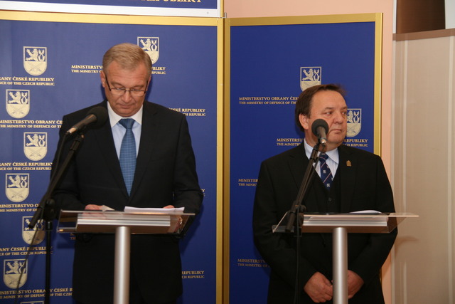 Tisková konference ministra obrany (1)