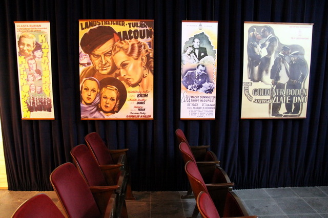 Celý prostor kina je dotvořen tehdejšími filmovými plakáty a také dřevěnými sedačkami z kinosálu.