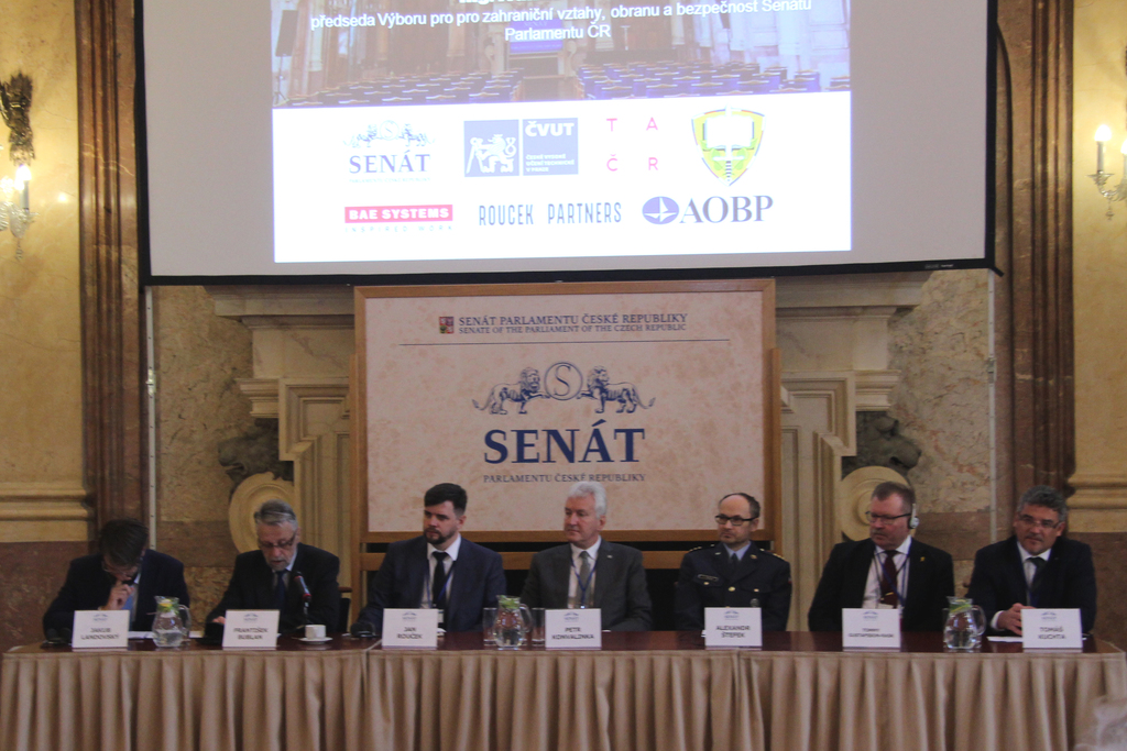 Účastníci senátní konference