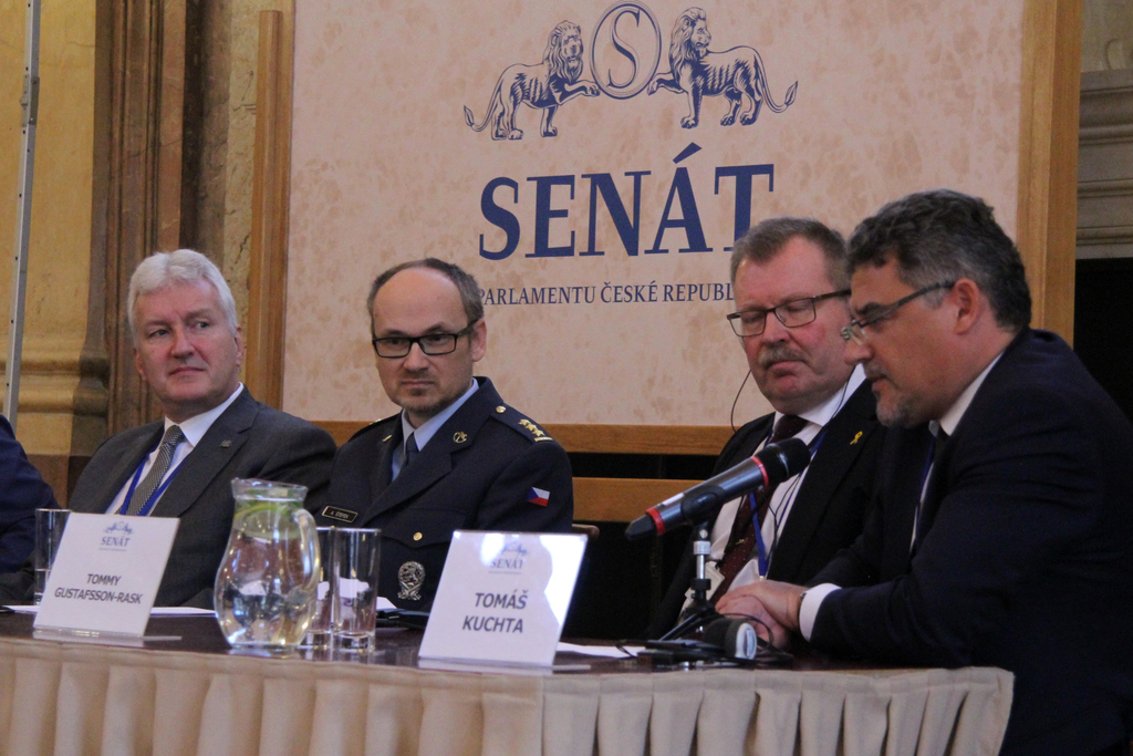 Náměstek ministra obrany Tomáš Kuchta, zástupce jedné ze zbrojařských firem, prorektor Univerzity obrany plk. gšt. Alexander Štefek a rektor ČVUT Petr Konvalinka