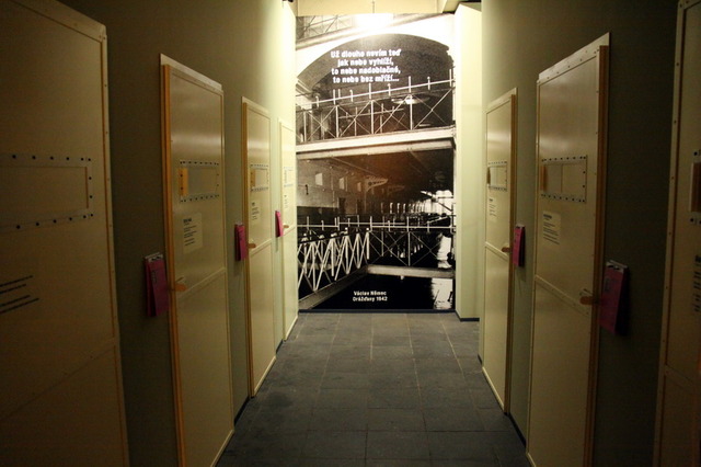 Sedm cel připomíná sedm vyznamných českých odbojářů