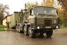 Tatra T-815 MLF dokáže kontejner nejen přepravit, ale i jej na vhodném místě sama naložit a složit
