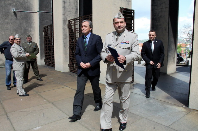 Ministr obrany Martin Stropnický a ředitel VHÚ plukovník Aleš Knížek 
