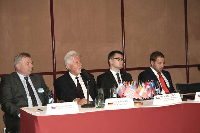 Českou republiku zastupoval František Král ze sekce vyzbrojování a akvizic (vlevo) a ředitel VTÚ Jiří Protiva (druhý zprava)