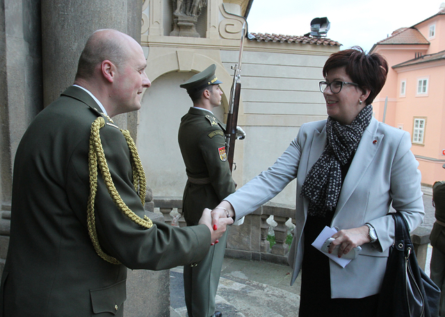 Účastníky vzpomínkové bohoslužby přivítal před vojenským kostelem sv. Jana Nepomuckého v Praze hlavní kaplan AČR plukovník Jaroslav Knichal