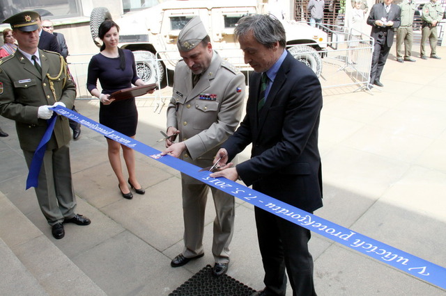 Ministr obrany Martin Stropnický a ředitel VHÚ plukovník Aleš Knížek 
