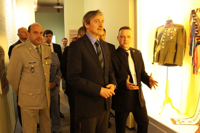 Ministr obrany Martin Stropnický a ředitel VHÚ plukovník Aleš Knížek 
