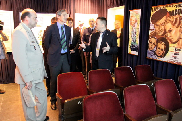 Ministr obrany Martin Stropnický a ředitel VHÚ plukovník Aleš Knížek 
