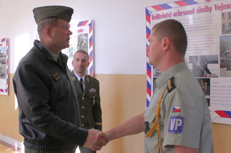 Stálý operační dozorčí Vojenské policie kpt. Dušan Pavlík podává hlášení arm. gen. Bečvářovi