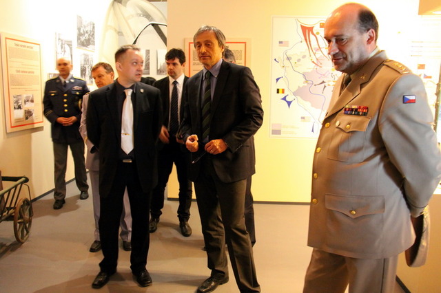 Ministr obrany Martin Stropnický a ředitel VHÚ plukovník Aleš Knížek 
